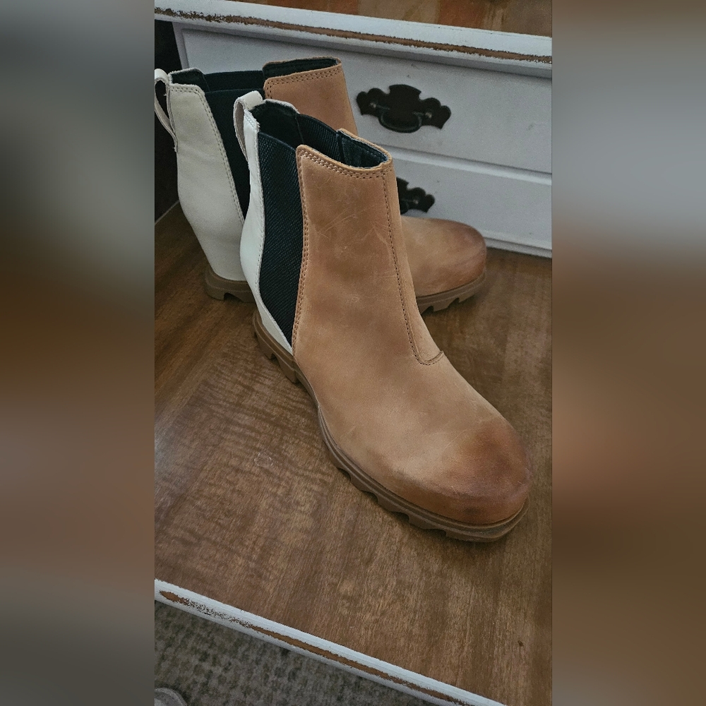 SOREL Tan And Black Ankle Boots